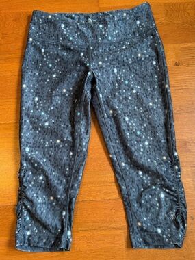 MPG Black Galaxy Dot Capri Leggings